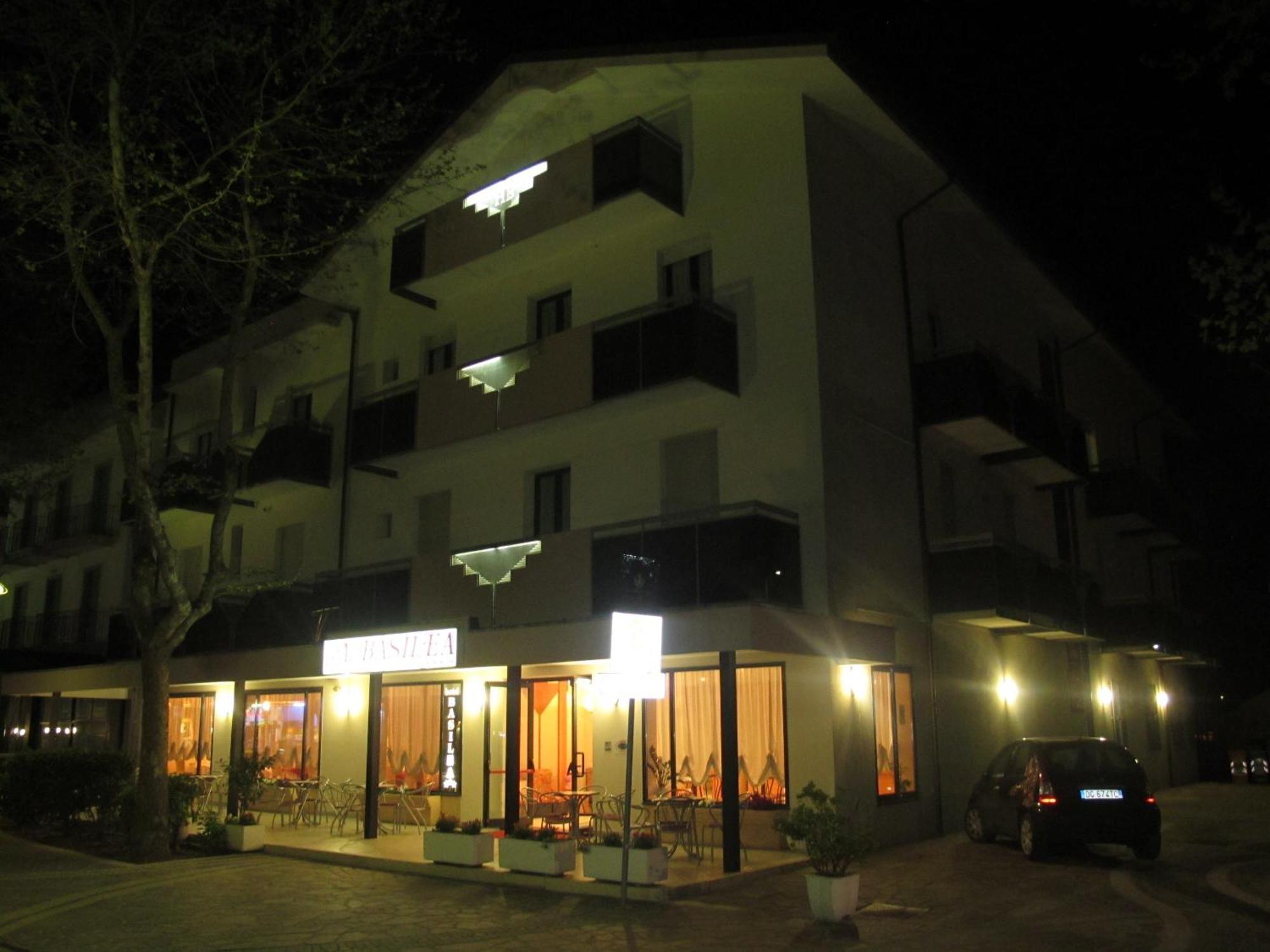 Hotel Basilea ベラーリア・イジェア・マリーナ エクステリア 写真