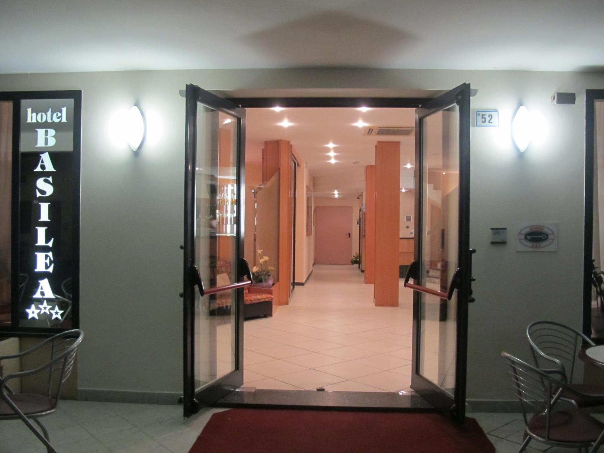 Hotel Basilea ベラーリア・イジェア・マリーナ エクステリア 写真