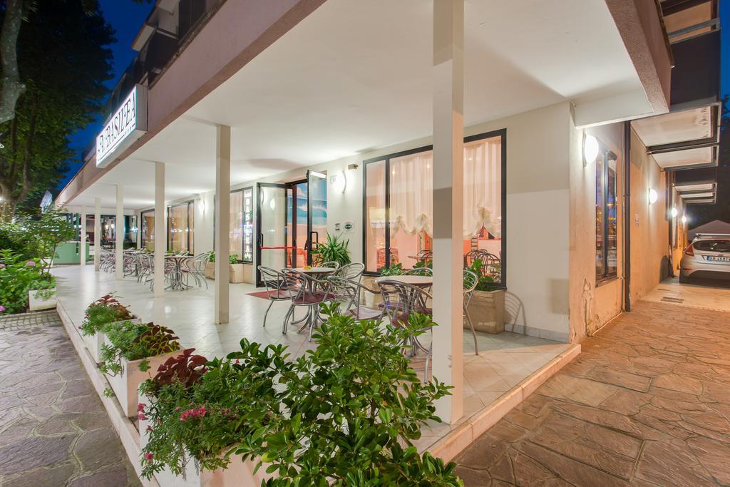Hotel Basilea ベラーリア・イジェア・マリーナ エクステリア 写真